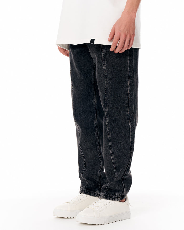 Martin Valen Urban Style washed black jeans, side mid-thigh view showing vertical seams and relaxed fit at the hem